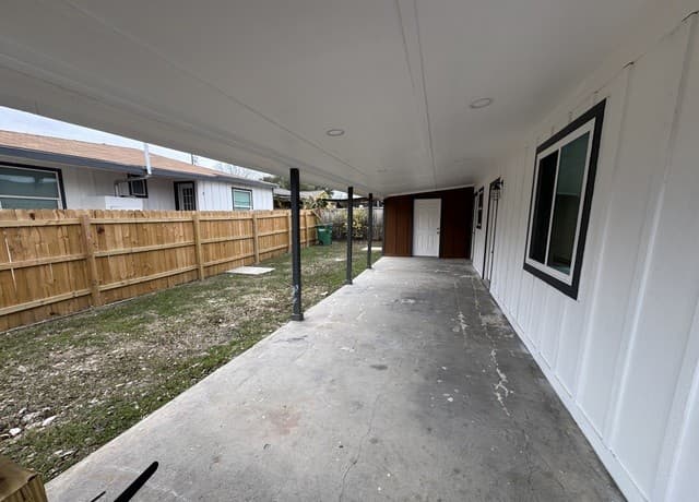 3-bedroom rental at 2703 Menchaca Unit B in San Antonio, TX — photo 2
