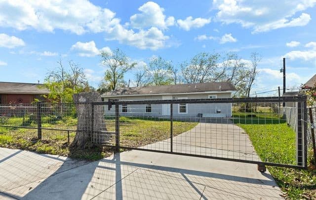 3222 Pine Hollow St — photo 2