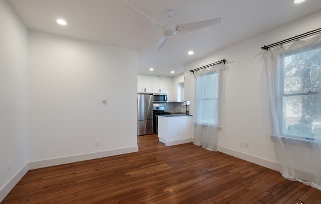 2-bedroom rental at 226 E Huisache Ave Unit 101 in San Antonio, TX — photo 4