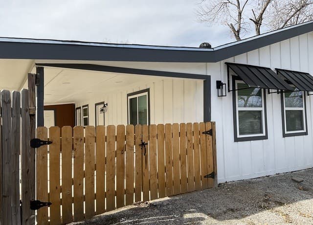 2703 Menchaca Unit 2 OR B — photo 1