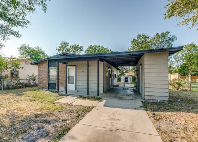 3-bedroom rental at 5830 Castle Yard in San Antonio, TX — photo 2