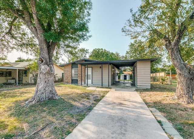 3-bedroom rental at 5830 Castle Yard in San Antonio, TX — photo 4