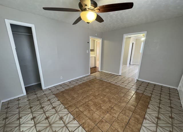 811 S General McMullen Unit 4 — photo 2