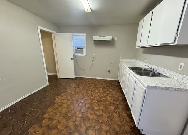 811 S General McMullen Unit 4 — photo 4