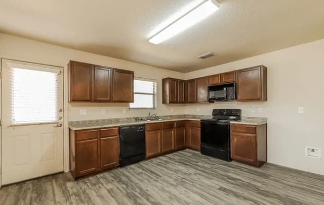 7002 Heathers Way — photo 2