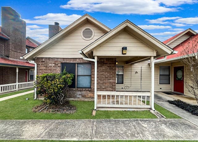 6306 Queens Castle Unit 4 — photo 1