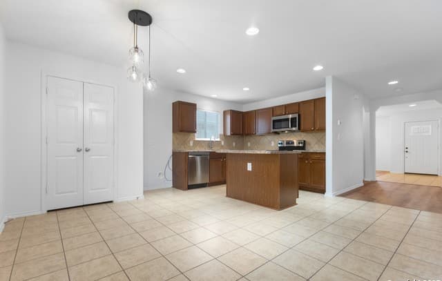 9418 Madison Crk — photo 5