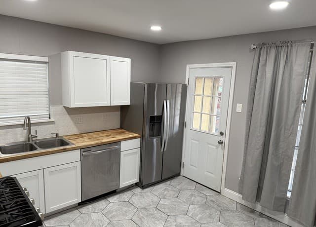 1345 W Hollywood — photo 2