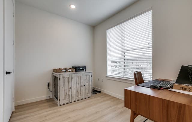 719 E Locust Unit 4110 — photo 3