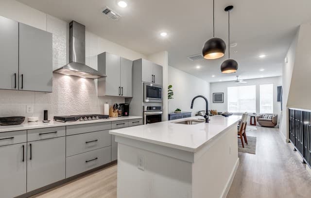 719 E Locust Unit 4110 — photo 4