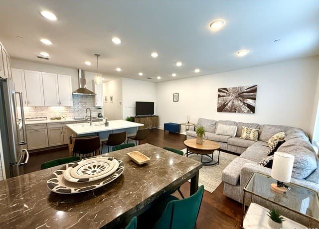 1726 N Olive St — photo 3