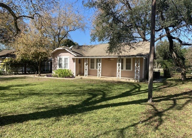 2-bedroom rental at 933 Beck St in Schertz, TX — photo 2
