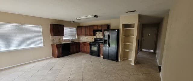 112 Friendswood — photo 2