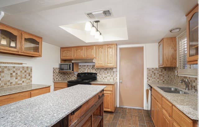 7610 Meadow Green — photo 4