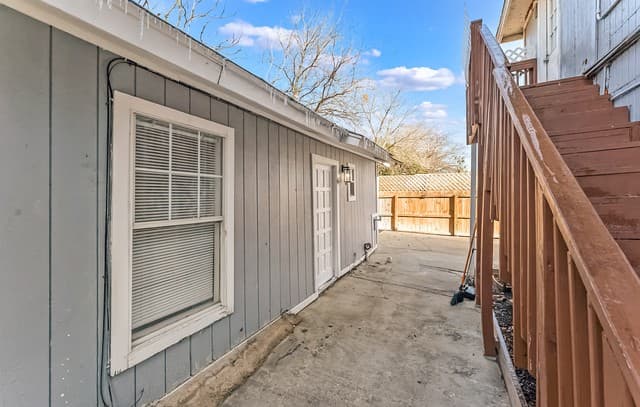 1-bedroom rental at 827 W Rosewood Unit 6 in San Antonio, TX — photo 2