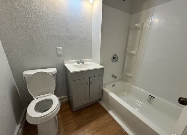 407 E Locust Unit 5 — photo 5