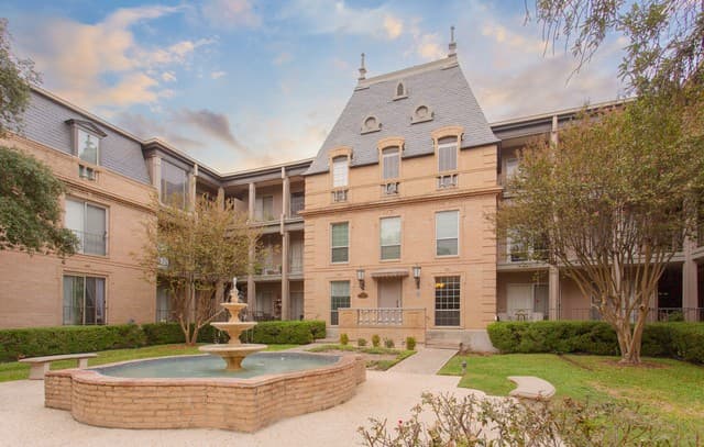 1-bedroom rental at 7709 Broadway Unit 123 in San Antonio, TX — photo 3