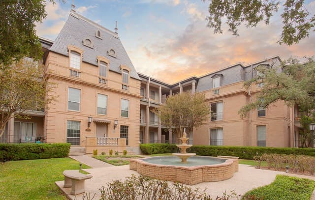 1-bedroom rental at 7709 Broadway Unit 123 in San Antonio, TX — photo 4