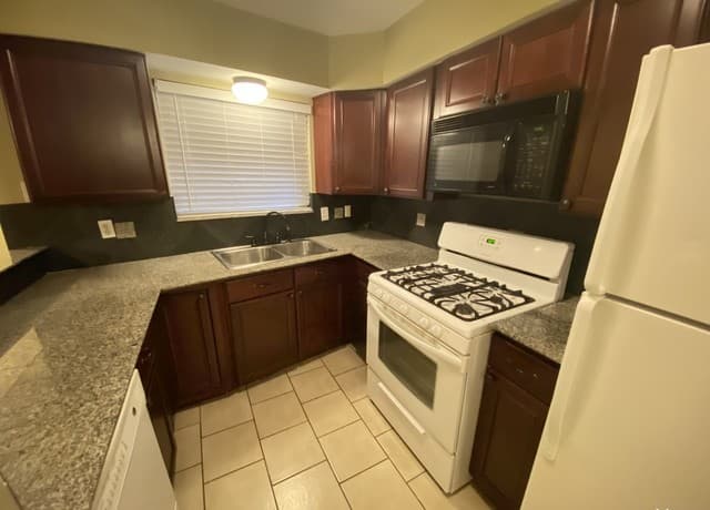 1-bedroom rental at 211 Natalen Ave Unit 204 in San Antonio, TX — photo 3