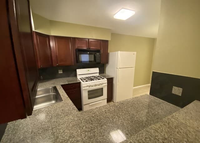 1-bedroom rental at 211 Natalen Ave Unit 204 in San Antonio, TX — photo 4