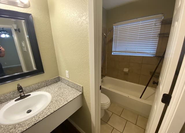1-bedroom rental at 211 Natalen Ave Unit 204 in San Antonio, TX — photo 5