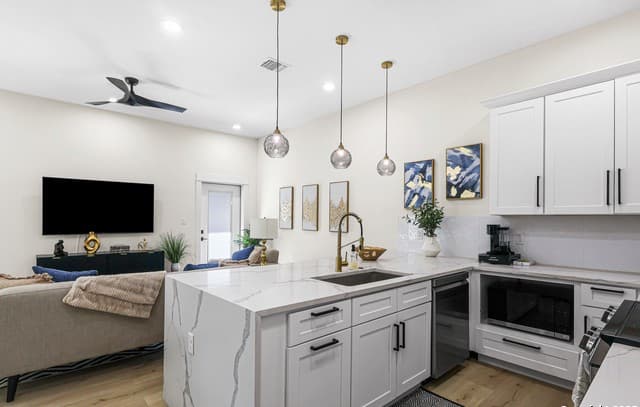 1021 S Hackberry Unit 201 — photo 4