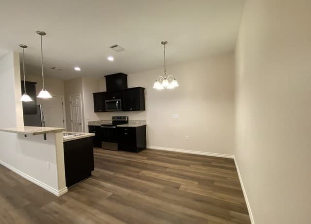 811 Uvalde — photo 2