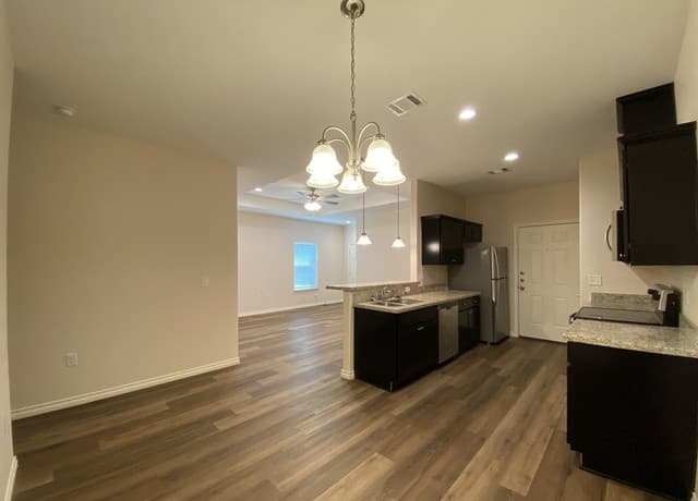 811 Uvalde — photo 3