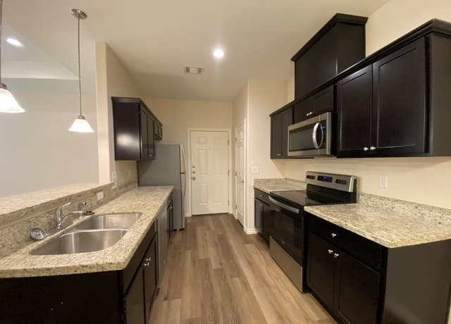 811 Uvalde — photo 4