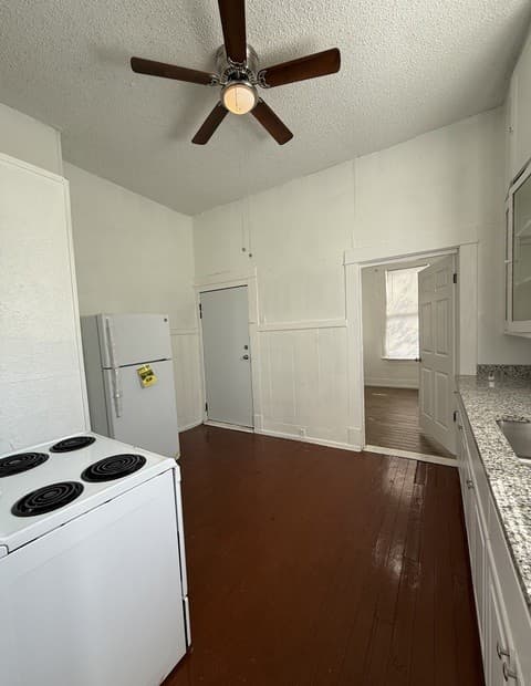 1-bedroom rental at 420 W Magnolia Unit 1 in San Antonio, TX — photo 4