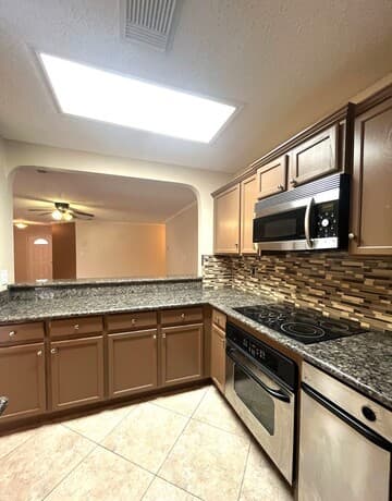 2327 Stallion Run — photo 4