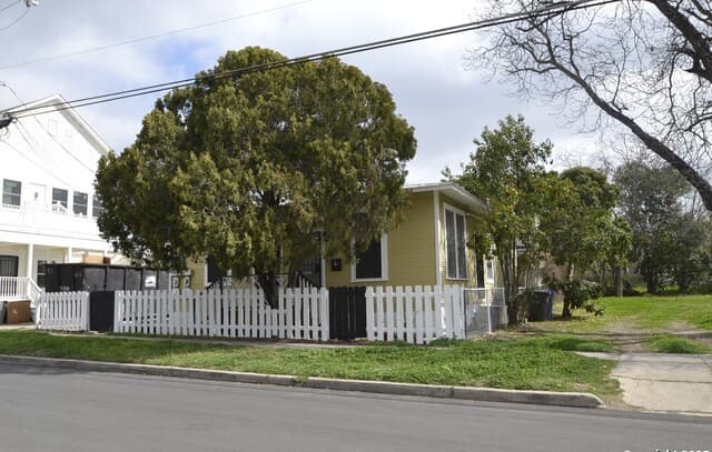 1722 N Pine Unit 2 — photo 1