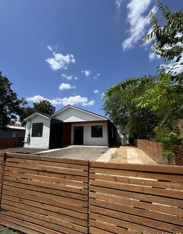 105 Forrest — photo 2