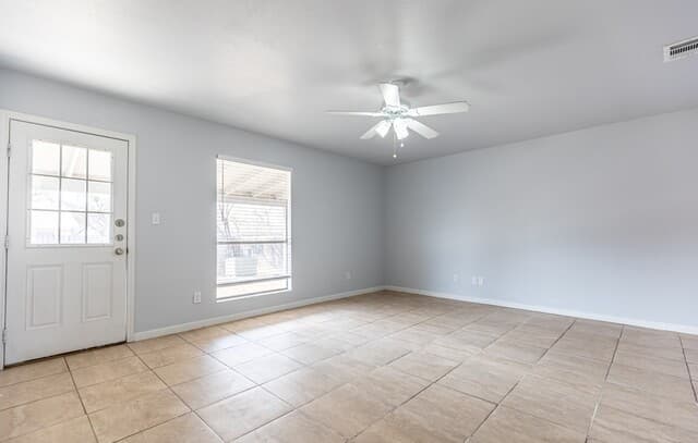 3-bedroom rental at 13719 Earlywood in San Antonio, TX — photo 4