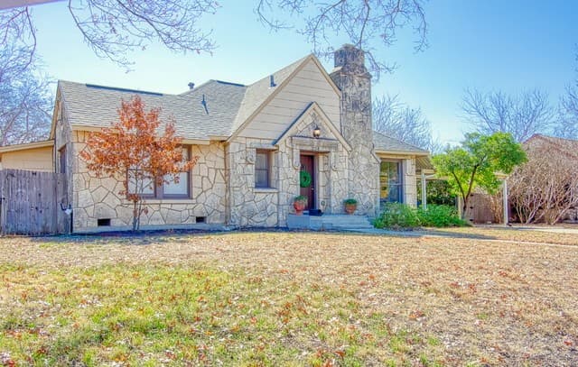 204 Lovera Blvd — photo 2