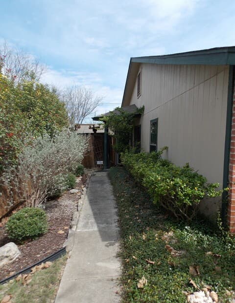 1414 Leander — photo 3