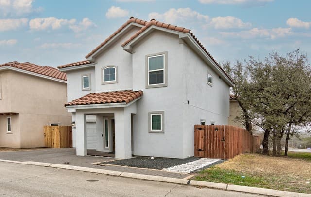 2755 Del Pilar Dr — photo 2