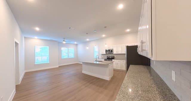 2-bedroom rental at 330 E Carson Unit 1103 in San Antonio, TX — photo 2