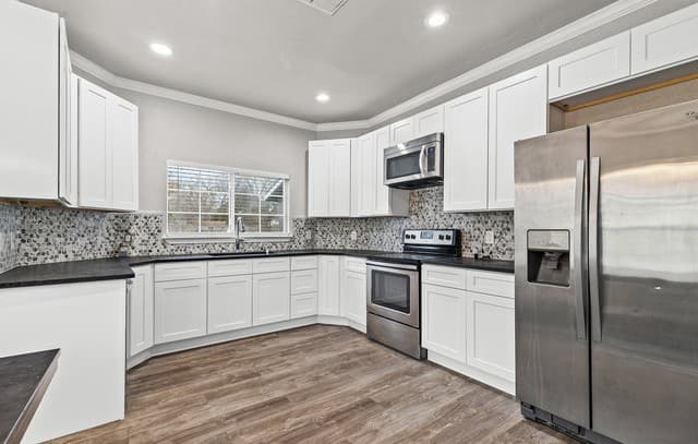 4-bedroom rental at 5930 Valley Wood in San Antonio, TX — photo 4