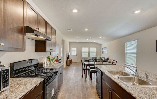 3-bedroom rental at 12114 Mulberry Crk in San Antonio, TX — photo 5