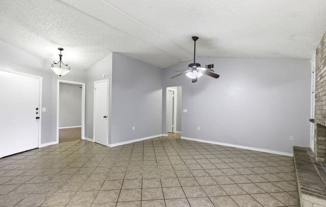 3-bedroom rental at 9439 Charter Pt in San Antonio, TX — photo 4
