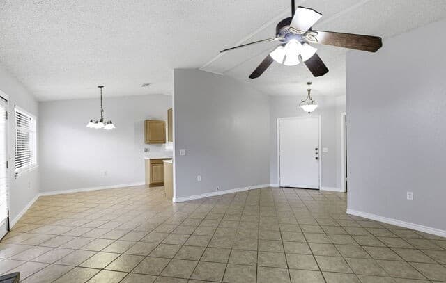 3-bedroom rental at 9439 Charter Pt in San Antonio, TX — photo 5