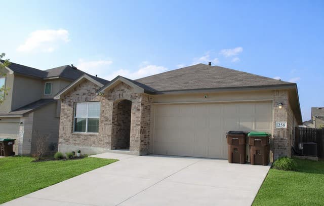 4-bedroom rental at 258 Empress Brilliant in San Antonio, TX — photo 2