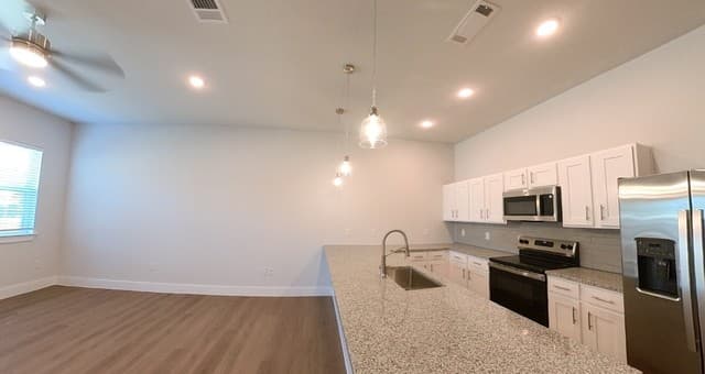 2-bedroom rental at 330 E Carson Unit 3102 in San Antonio, TX — photo 2