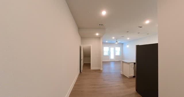 2-bedroom rental at 330 E Carson Unit 3102 in San Antonio, TX — photo 3