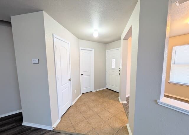 4714 Roxio Dr — photo 2