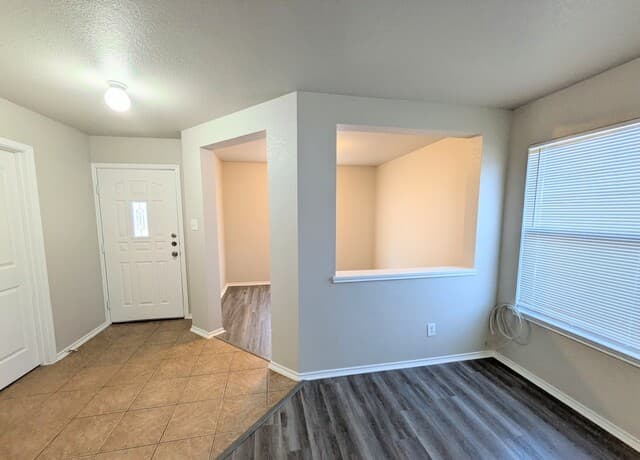 4714 Roxio Dr — photo 3