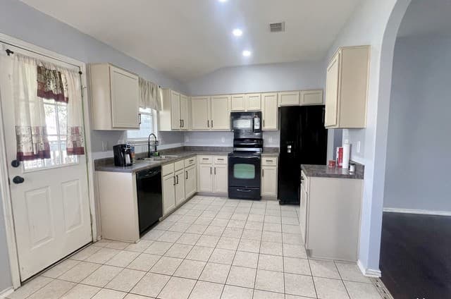 3-bedroom rental at 10335 Tiger Hunt in San Antonio, TX — photo 2