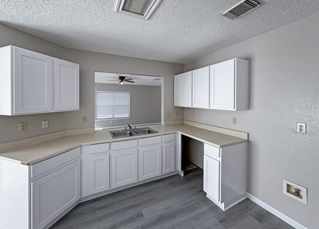 3-bedroom rental at 9730 Frost Plain Dr in San Antonio, TX — photo 4