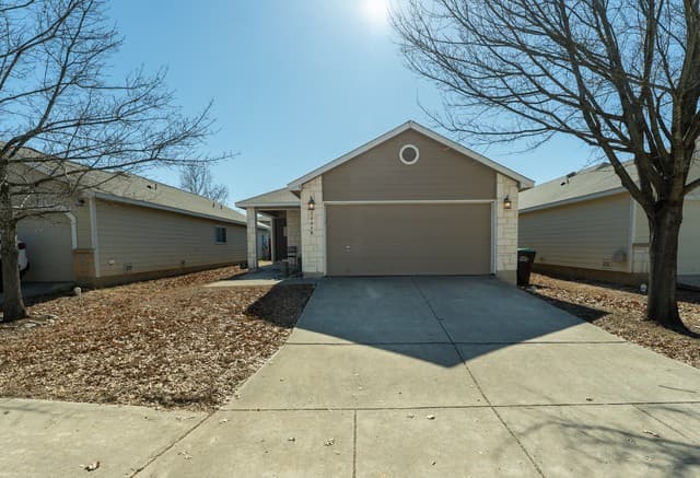3-bedroom rental at 12246 Autumn Cherry in San Antonio, TX — photo 2